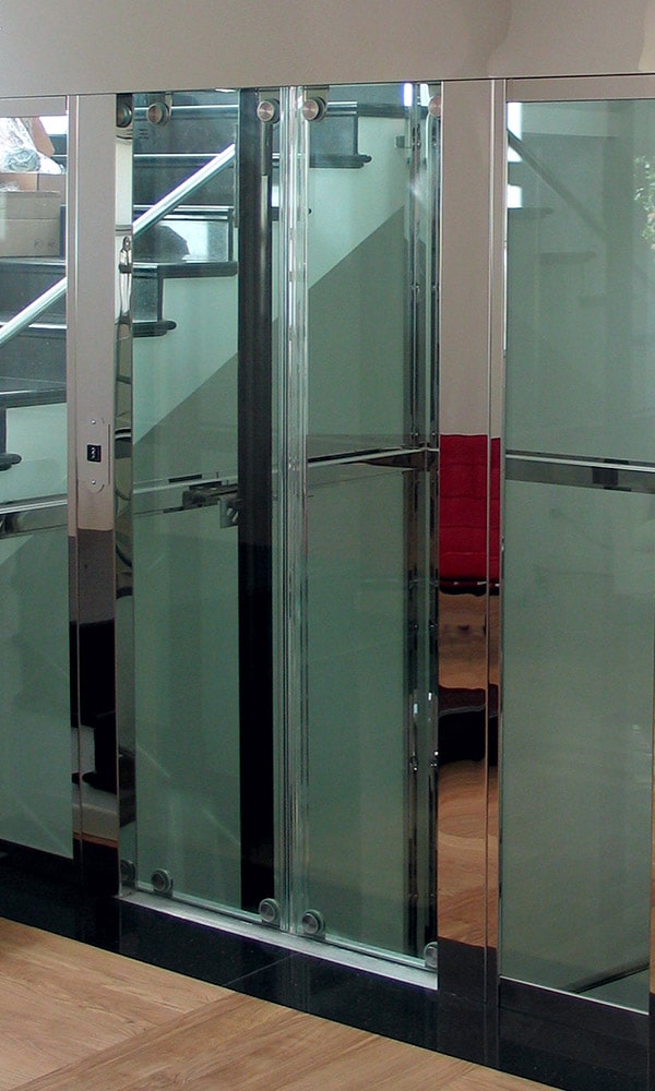 درب طبقه آسانسور تمام شیشه در نمایشگاه 3پریسما