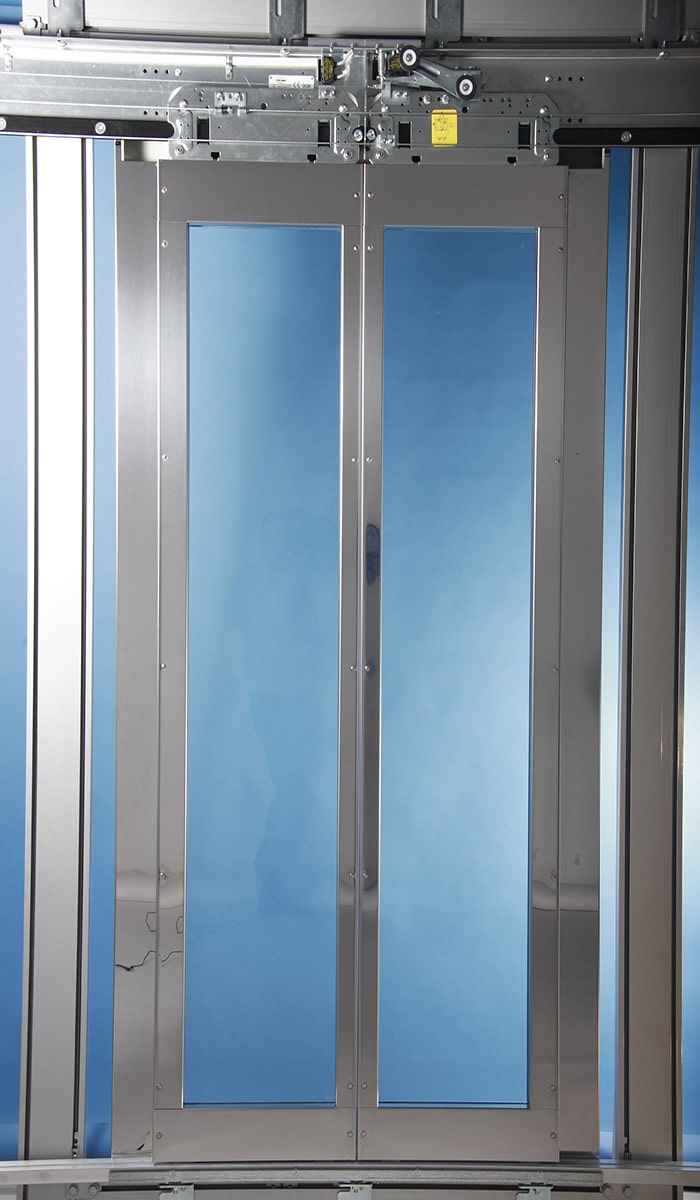 درب کابین آسانسور از استیل نقره ای در فریم و لته شیشه